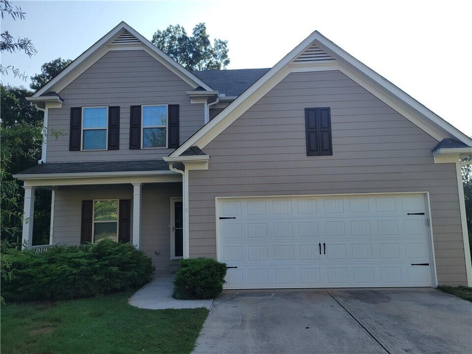 1210 Dianne Dr in Winder, GA - Foto de edificio