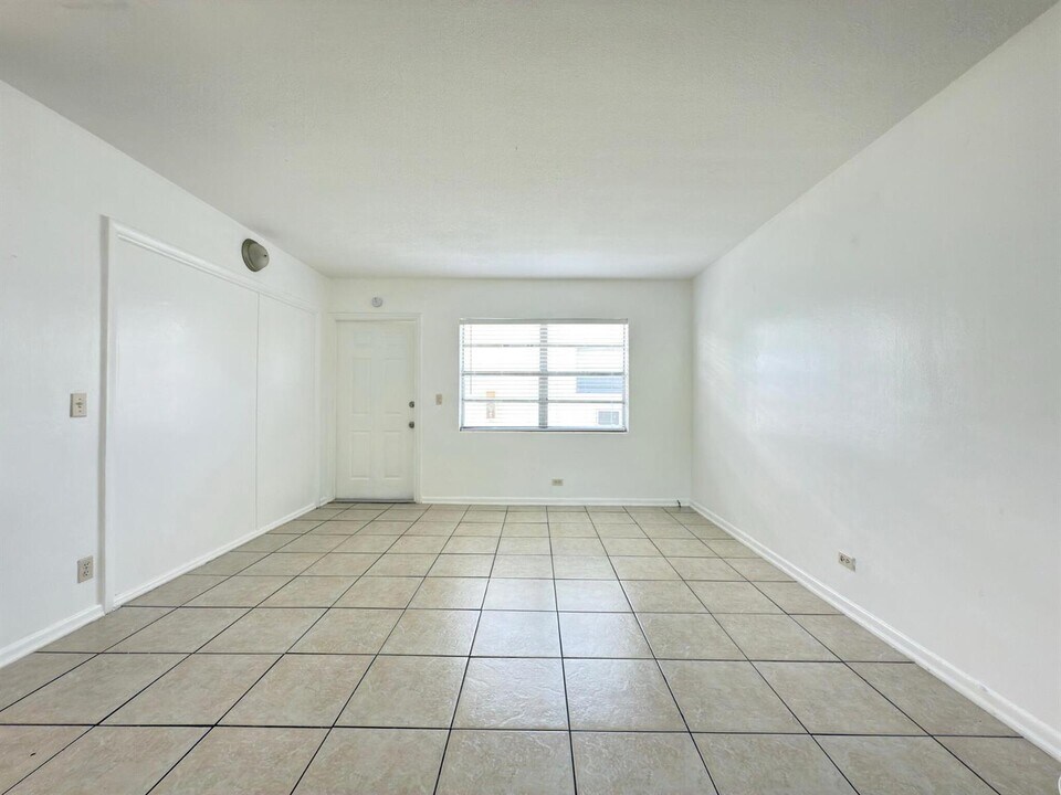 1172 W 34th St, Unit 1 in Riviera Beach, FL - Building Photo