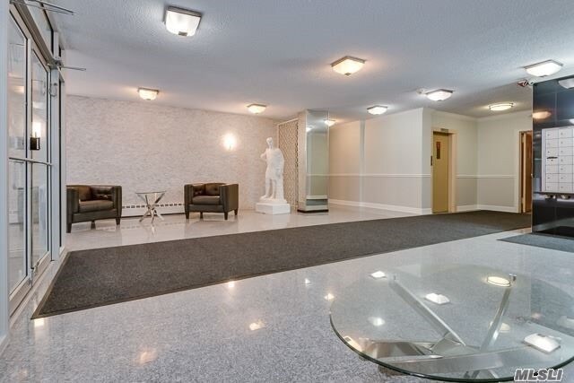 190 1st St-Unit -2D in Mineola, NY - Building Photo - Building Photo