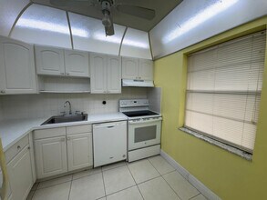 7797 Golf Cir Dr in Margate, FL - Building Photo - Building Photo