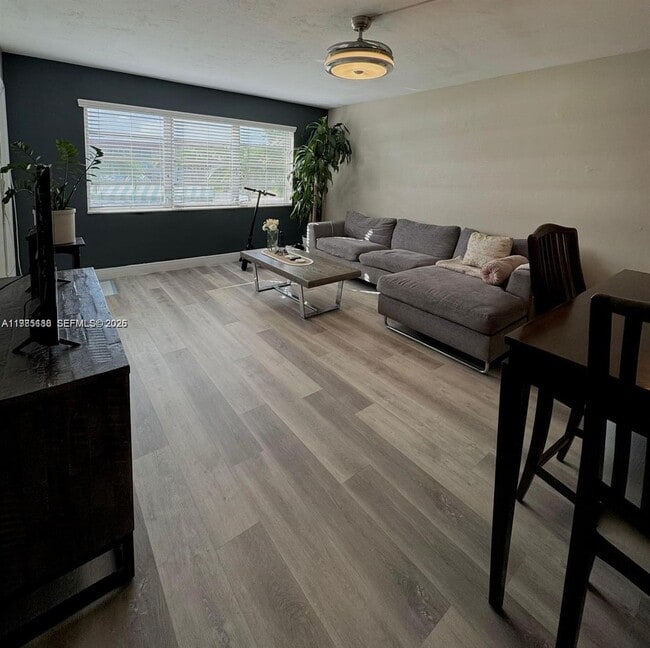 1530 NE 191st St in Miami, FL - Building Photo - Building Photo