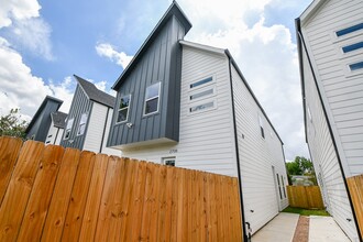 2706 Bostic St in Houston, TX - Foto de edificio - Building Photo