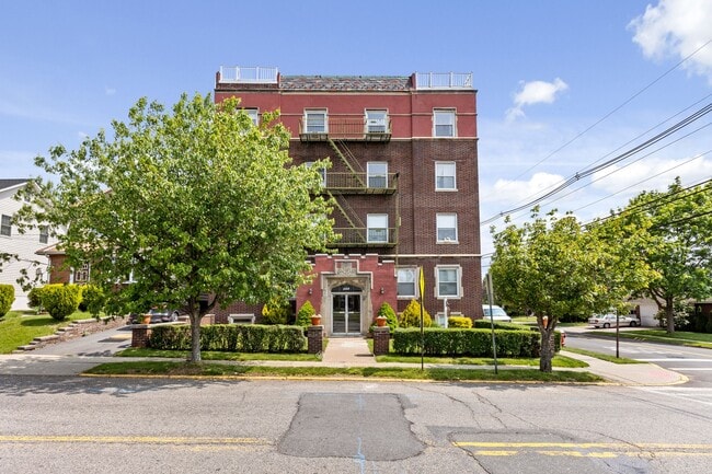 271 Williams Ave in Hasbrouck Heights, NJ - Foto de edificio - Building Photo