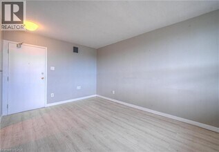 15 Nicklaus Dr in Hamilton, ON - Building Photo - Building Photo