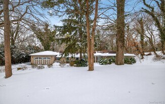 11 Juneau Blvd in Woodbury, NY - Building Photo