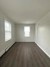 22 Johnson St, Unit #2F in Pawtucket, RI - Foto de edificio - Building Photo