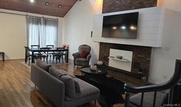 537 Old Tacy Rd in Swan Lake, NY - Building Photo - Building Photo