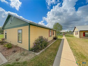 785 E Independence St in Giddings, TX - Foto de edificio - Building Photo