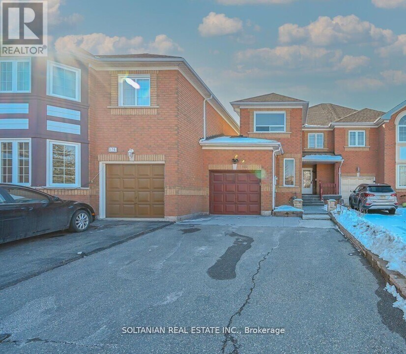 133 Shady Pine Cir in Brampton, ON - Building Photo