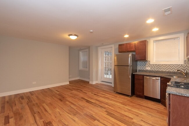 557 W Arlington Pl, Unit J08P