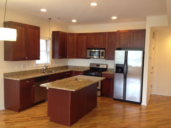 1528 W Greenleaf Ave, Unit 3W