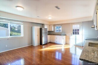 2202 Isabell Ave in Troy, MI - Foto de edificio - Building Photo
