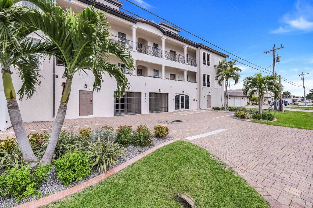 1713 Beach Pkwy in Cape Coral, FL - Building Photo