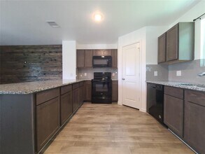 16842 Marie Vlg Dr in Conroe, TX - Building Photo - Building Photo