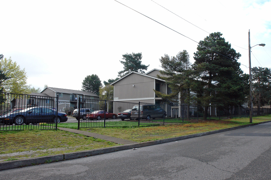 Village Garden Apartments in Portland, OR - Foto de edificio