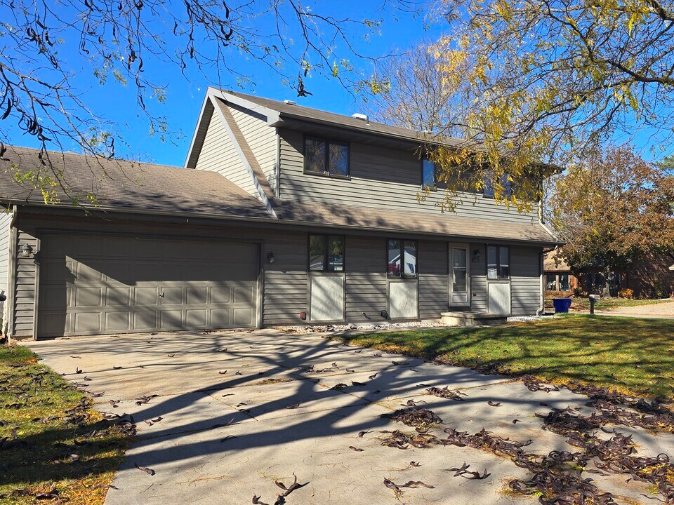 1101 W Ridgeview Dr in Appleton, WI - Building Photo