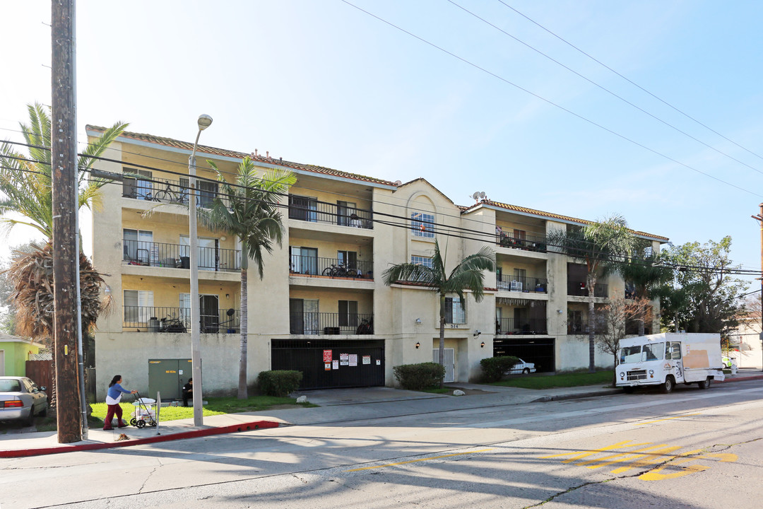 Hampton Court Apartments in Santa Ana, CA - Building Photo