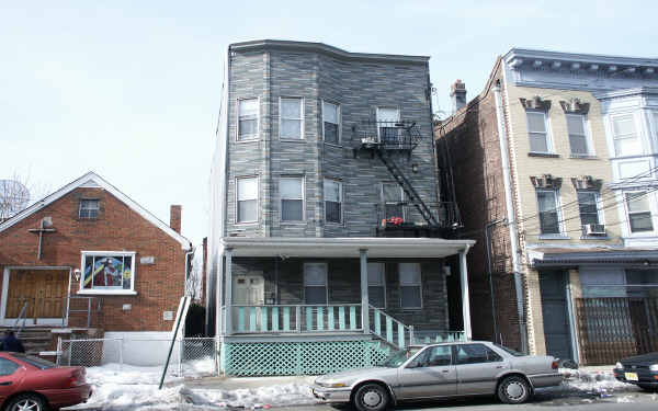 165 8th St in Passaic, NJ - Building Photo