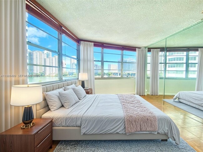 property at 905 Brickell Bay Dr