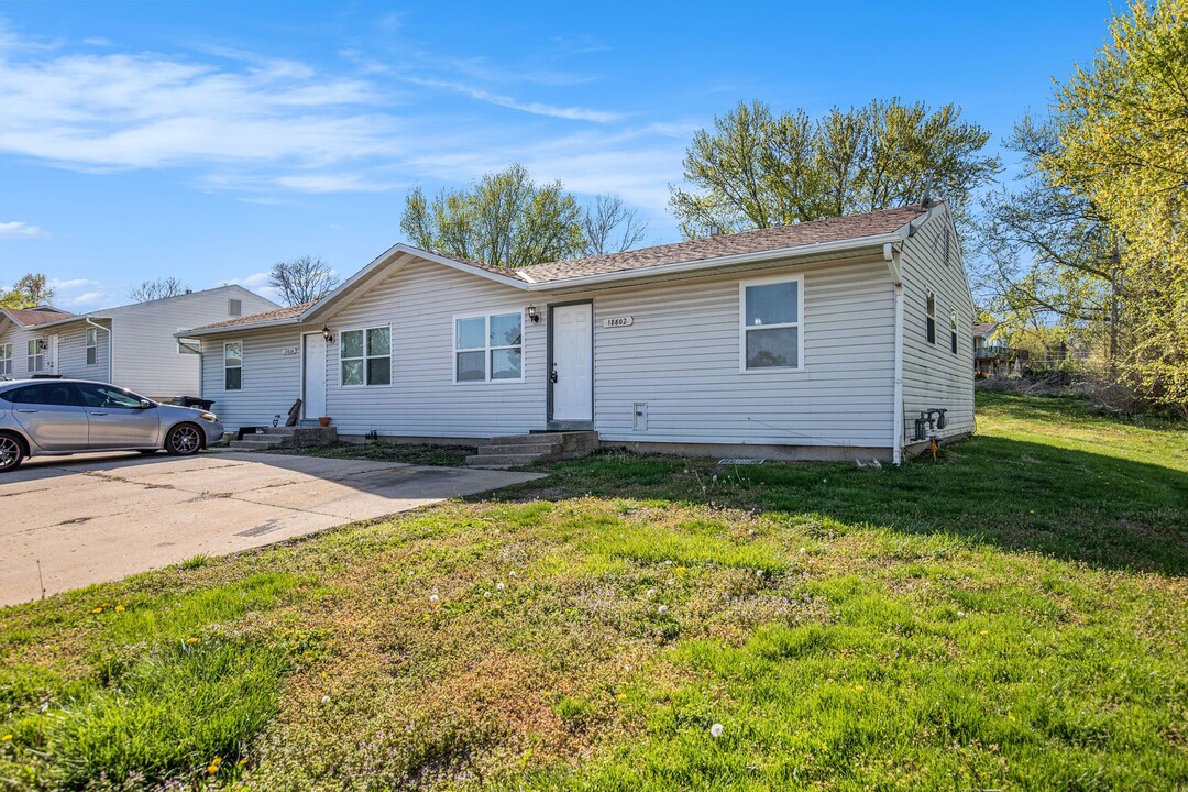 18802 E Blackhawk Trail in Independence, MO - Foto de edificio