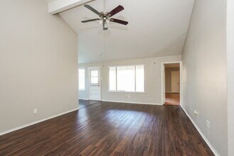 9506 Lost Eagle Dr in Houston, TX - Foto de edificio - Building Photo