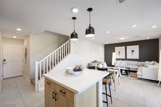911 Cadence Vw Wy in Henderson, NV - Building Photo - Building Photo