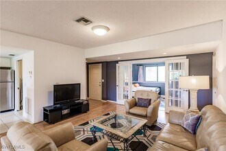 64 4th St in Bonita Springs, FL - Foto de edificio - Building Photo