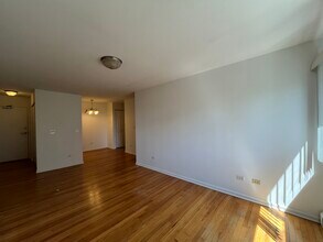 736 W Buena Ave, Unit 202 in Chicago, IL - Foto de edificio - Building Photo