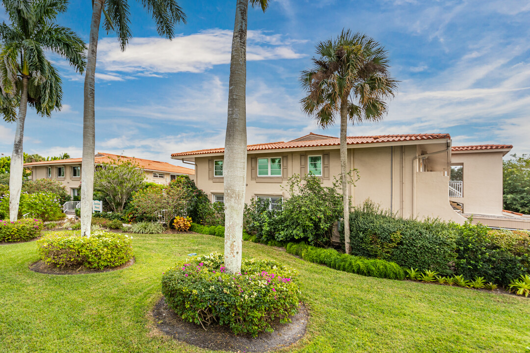 Aqualane Manor in Naples, FL - Foto de edificio