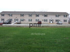 465 E Main St in Warrensburg, IL - Building Photo