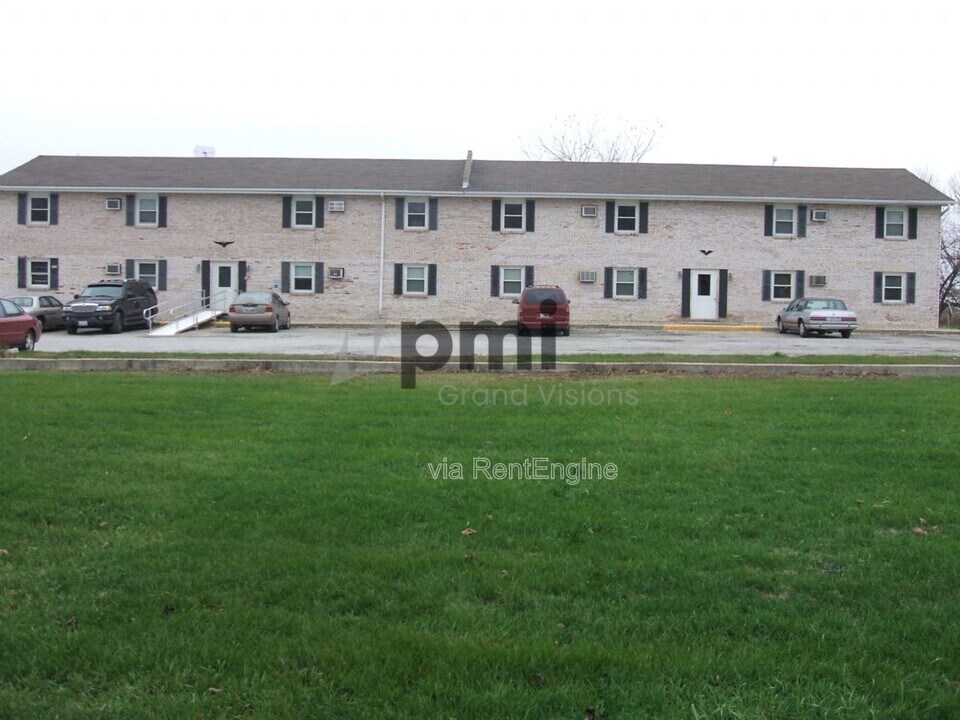 465 E Main St in Warrensburg, IL - Building Photo