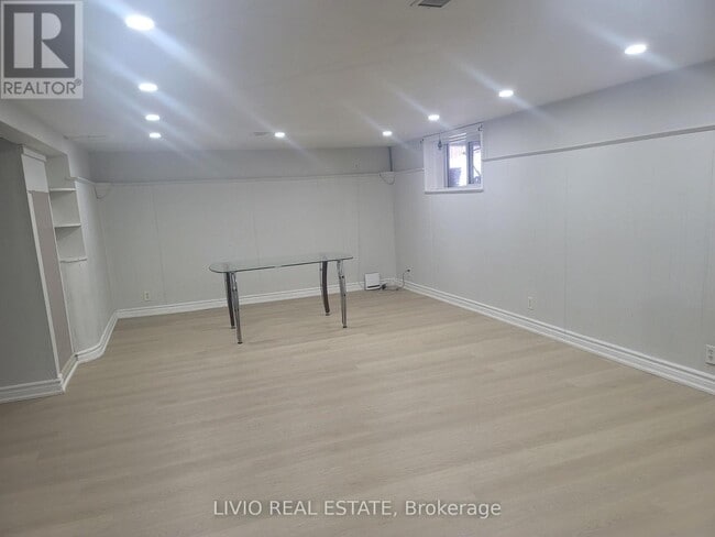 22 Northampton Dr in Toronto, ON - Building Photo - Building Photo