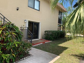 350 Lakeview Dr in Weston, FL - Building Photo - Building Photo