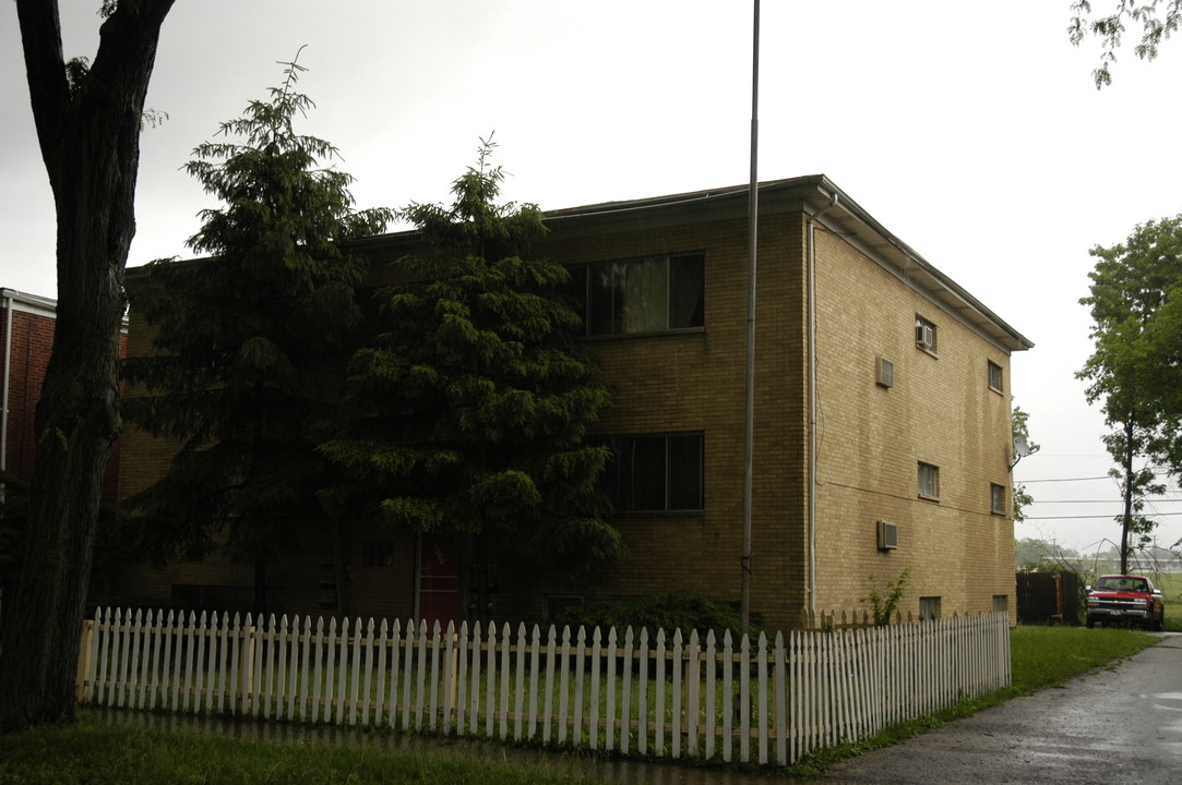 2111 Lorraine Ave in Waukegan, IL - Building Photo