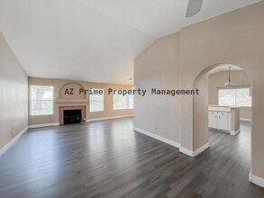 5678 N 78th Ave in Glendale, AZ - Foto de edificio - Building Photo