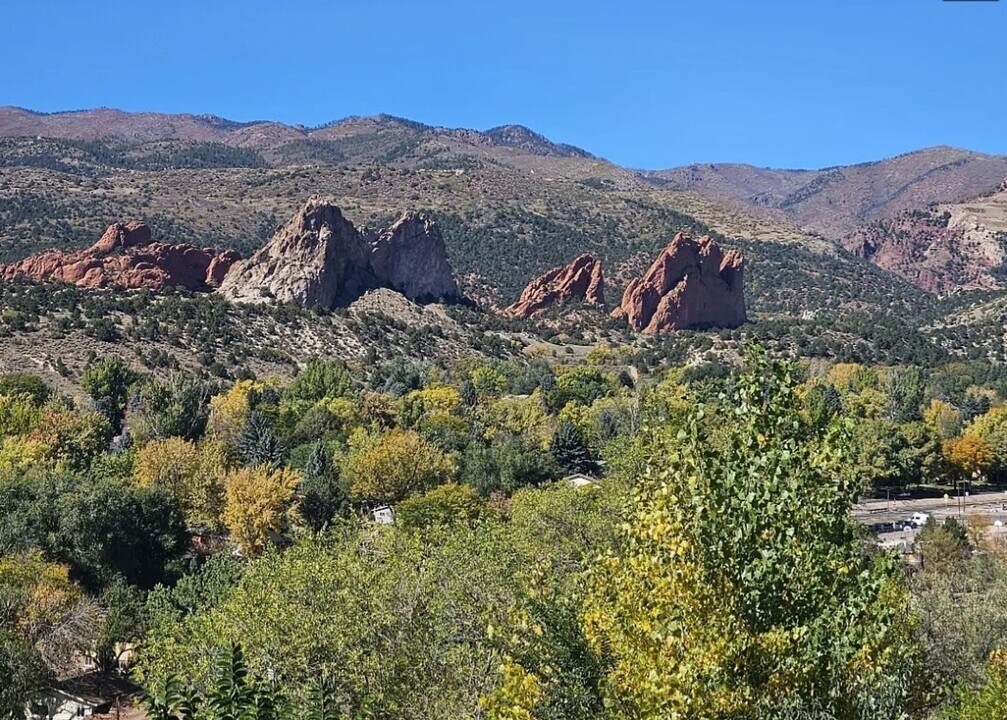 938 Fontmore Rd in Colorado Springs, CO - Foto de edificio