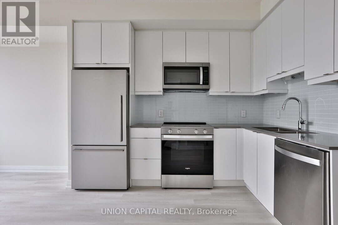 3260 Sheppard Ave E in Toronto, ON - Building Photo