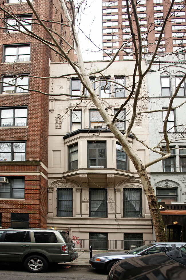 68 W 68th St in New York, NY - Building Photo - Building Photo