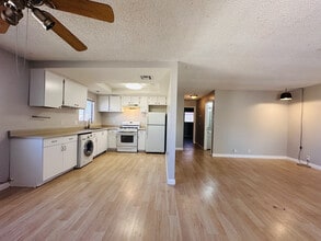 5282 S Maryland Pky, Unit D in Las Vegas, NV - Building Photo - Building Photo