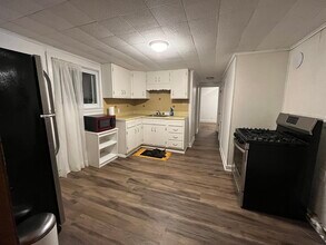 164 Helen St, Unit upper in Cheektowaga, NY - Building Photo - Building Photo