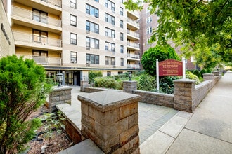 Wetherole Plaza Condominium in Rego Park, NY - Foto de edificio - Building Photo