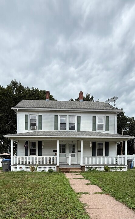 65 Maple St in Manchester, CT - Building Photo
