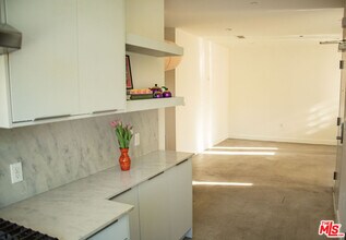 4826 Franklin Ave in Los Angeles, CA - Building Photo - Building Photo