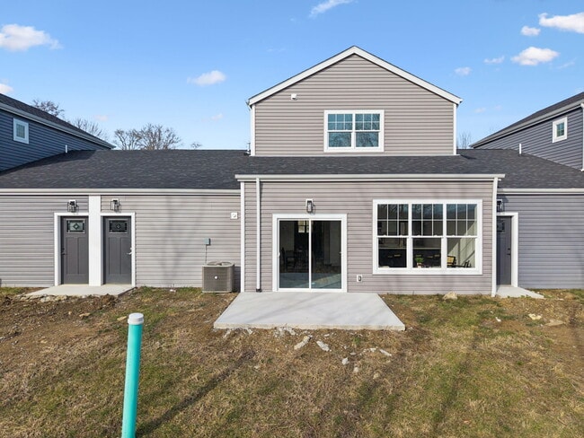 2213 Lebanon Dr in McKeesport, PA - Foto de edificio - Building Photo