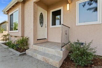 7742 Bakman Ave in Sun Valley, CA - Foto de edificio - Building Photo