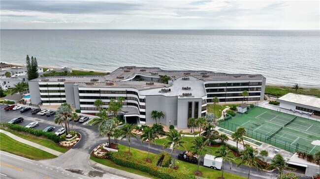 1357 NE Ocean Blvd, Unit 312 in Stuart, FL - Foto de edificio - Building Photo