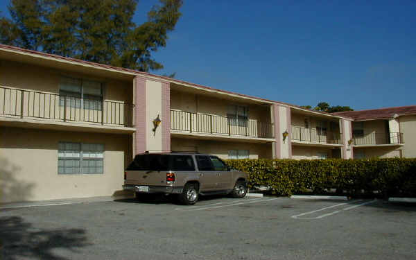 3400 Riverside Dr in Coral Springs, FL - Foto de edificio - Building Photo