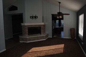 9305 Brookstone Ct in Bakersfield, CA - Building Photo - Building Photo