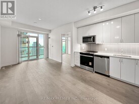 38 Annie Craig Dr in Toronto, ON - Building Photo