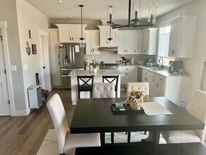 1001 Keystone Loop NE in Keizer, OR - Building Photo - Building Photo